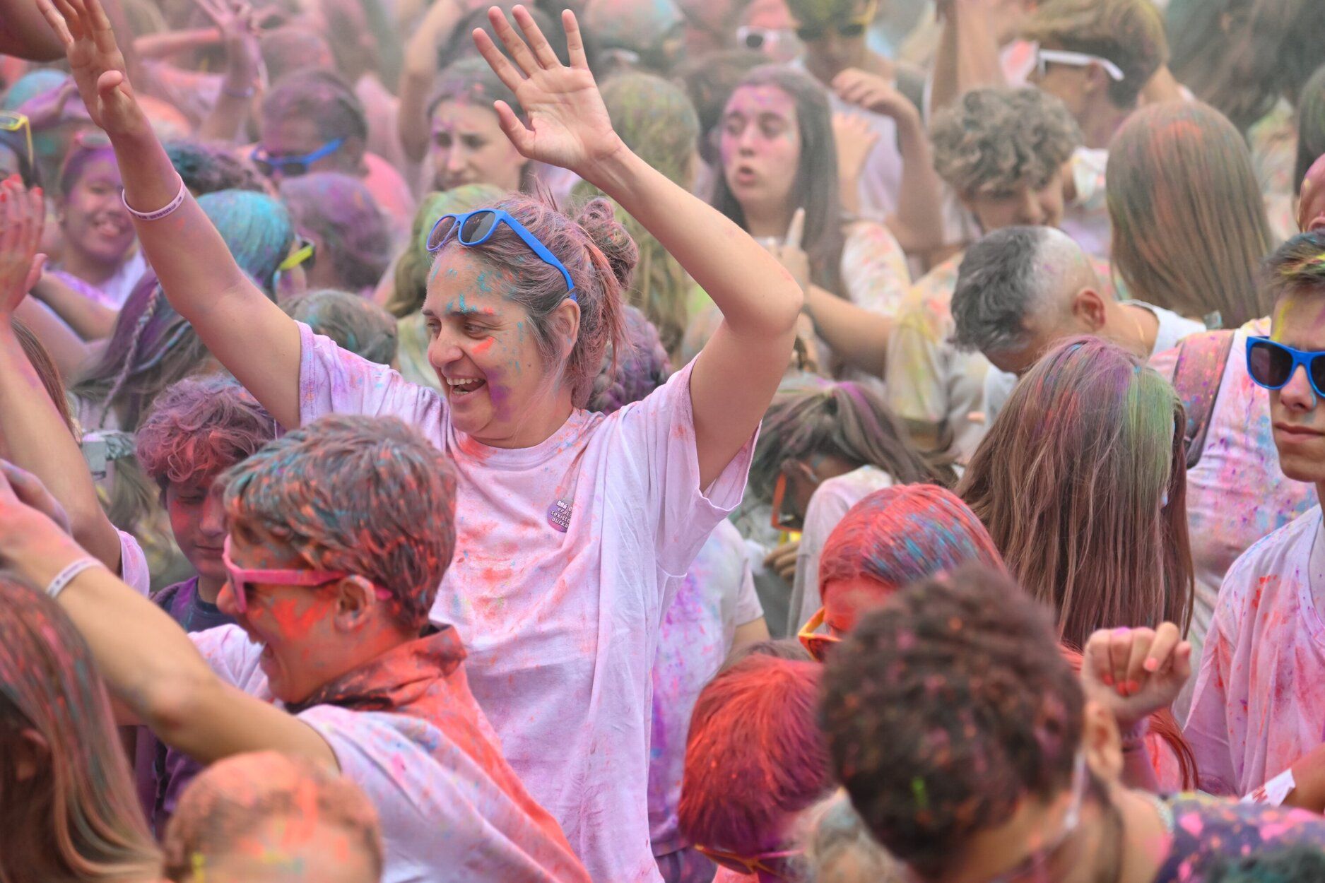 La Holi Fest empapa de color el Boulevard