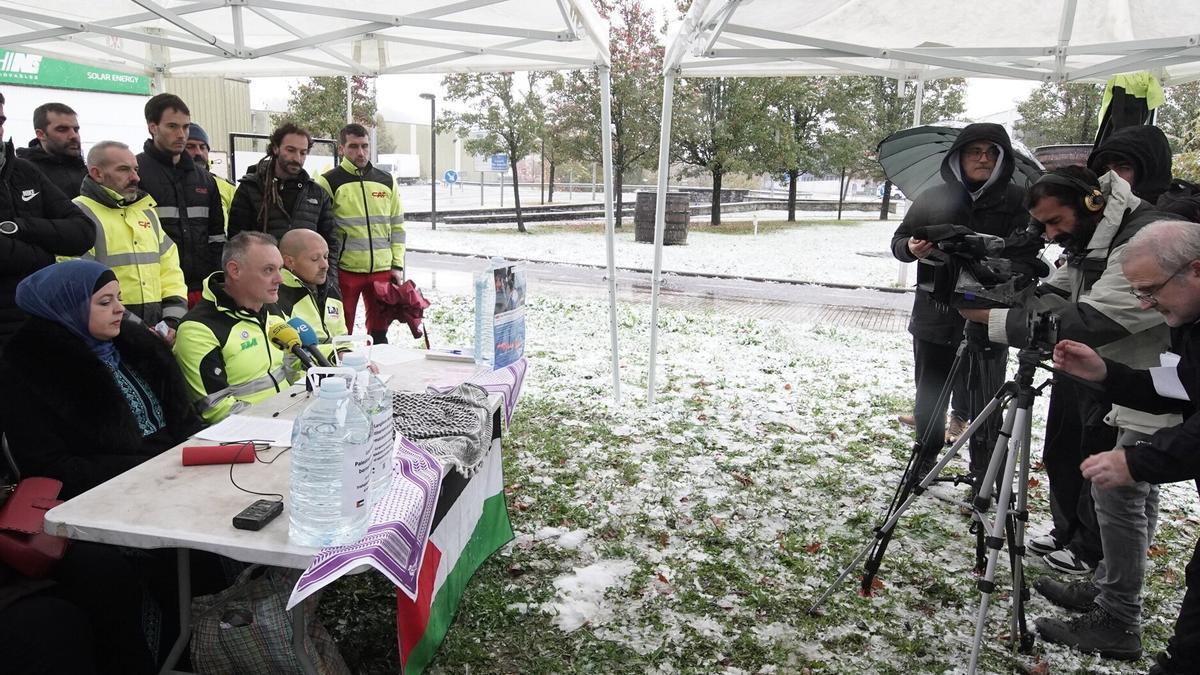 Miembros del comité de empresa de CAF durante la rueda de prensa en Beasain.