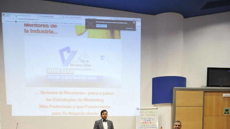 Méndez, de pie a la derecha, presentando el proyecto.