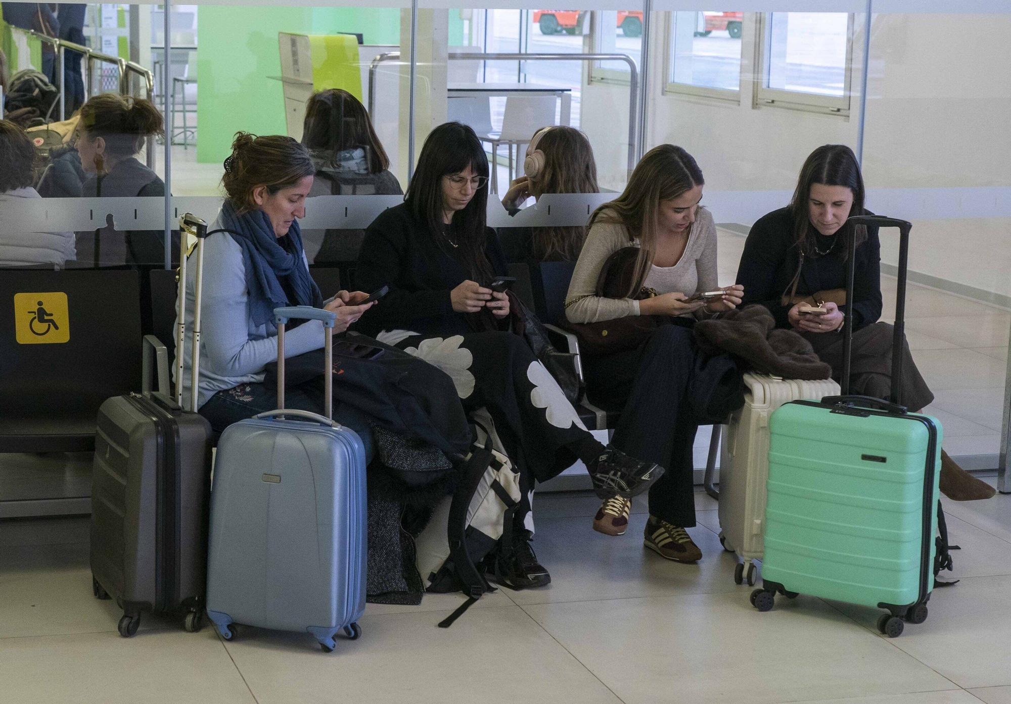 En imágenes: Foronda estrena los vuelos regulares a Barcelona y Madrid