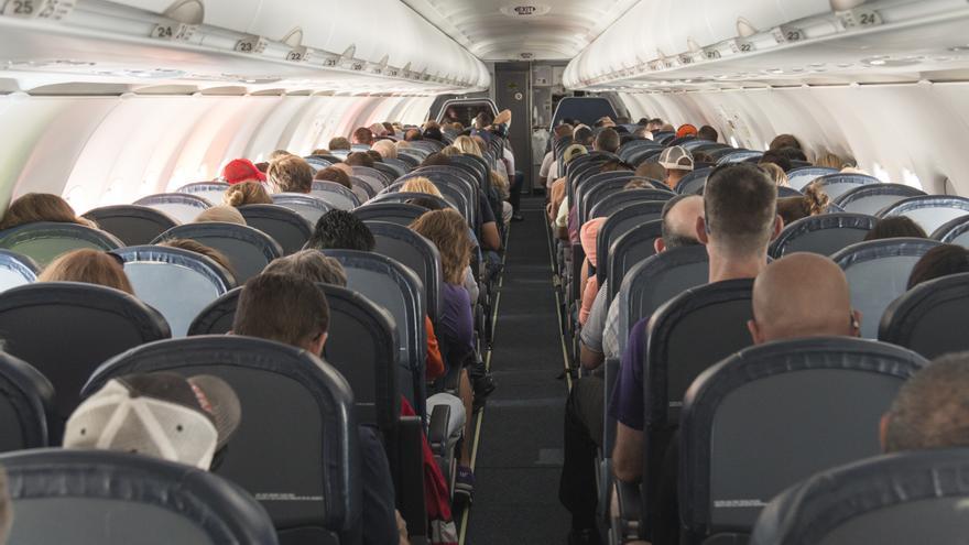 Condenado por &quot;besar excesivamente&quot; a su novia durante un vuelo
