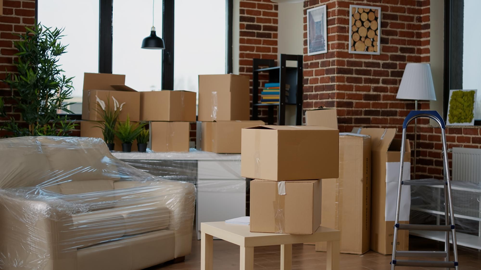 Cajas de cartón y muebles embalados durante un traslado.