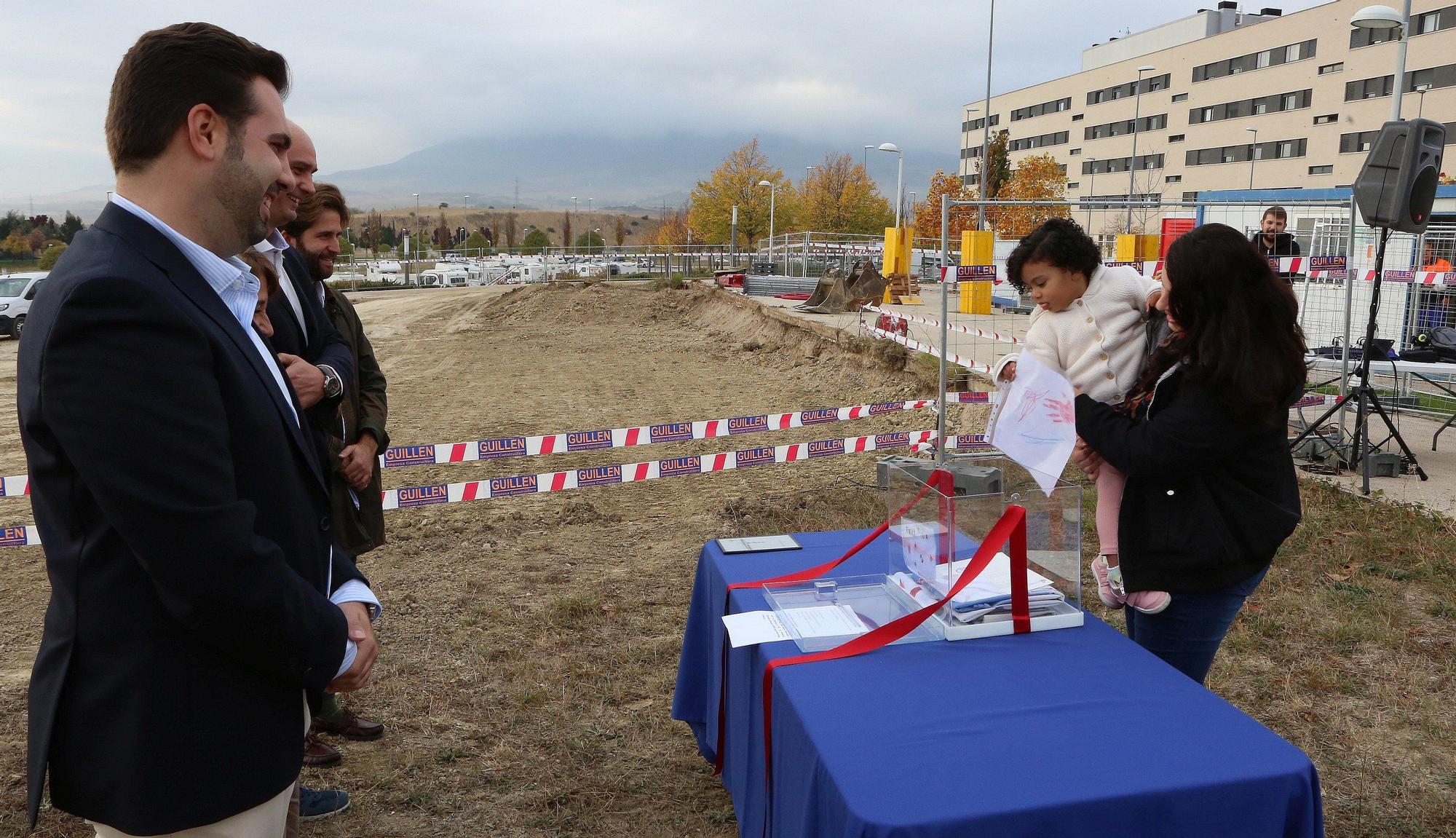 Colocación de la primera piedra de la nueva Escuela Infantil Sarastigorri en Zizur Mayor