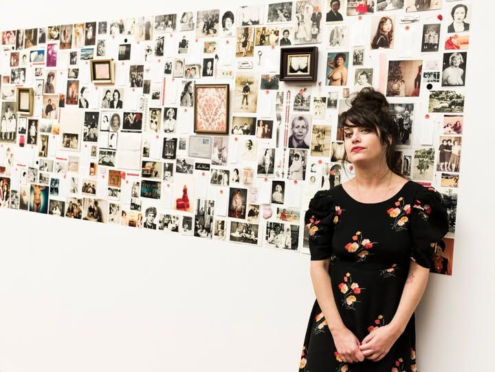 La fotógrafa ainhoa Resano junto a una de las exposiciones del proyecto 'ELLAS'