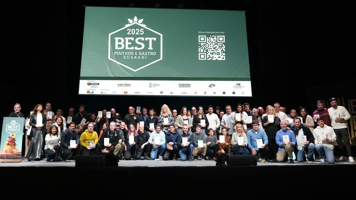 Imagen de los galardonados en la gala de Eguzkilores celebrada en Gasteiz