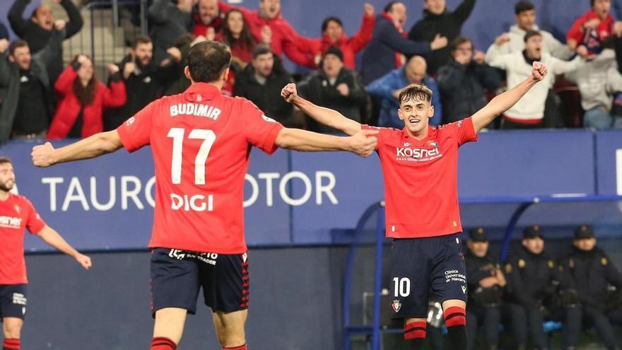 Imagen de archivo de Aimar Oroz dirigiéndose hacia Budimir, de espaldas