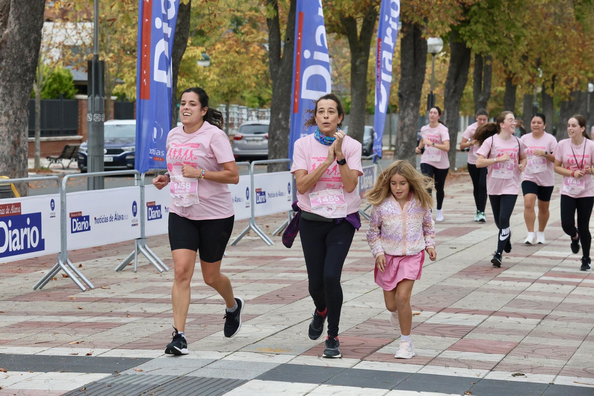 En imágenes: Vitoria se vuelca con la VI Carrera Solidaria contra el Cáncer de Mama