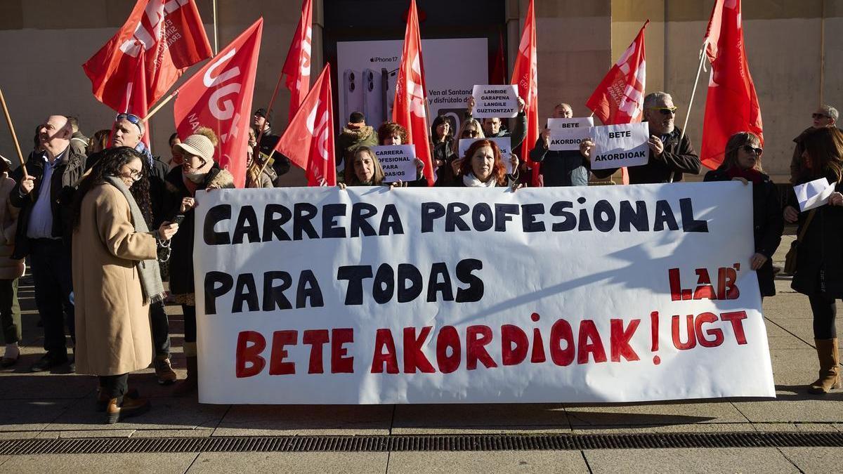 Centración de UGT y LAB frente al Palacio de Navarra este martes.