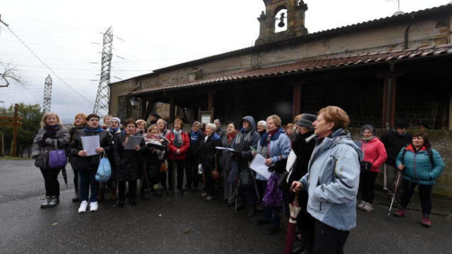 El ‘Agate Deuna’ sonó ante la ermita.