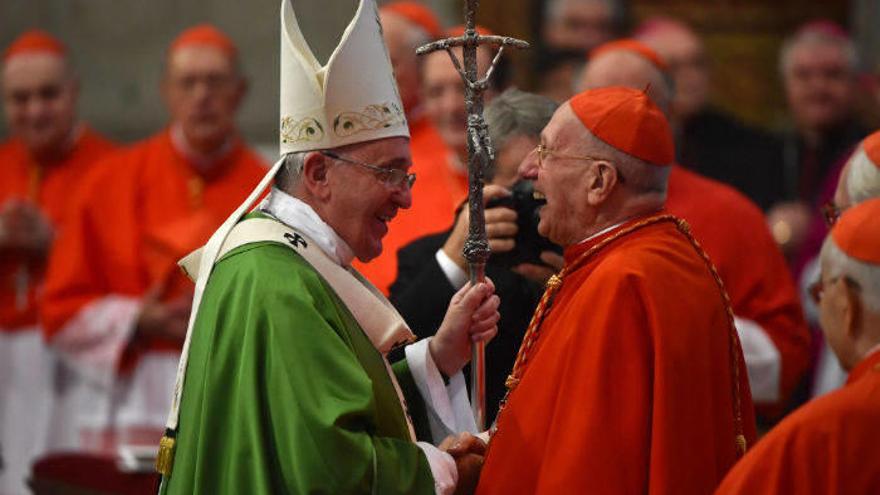 El Papa Francisco saluda al cardenal vasco Roger Etchegaray.