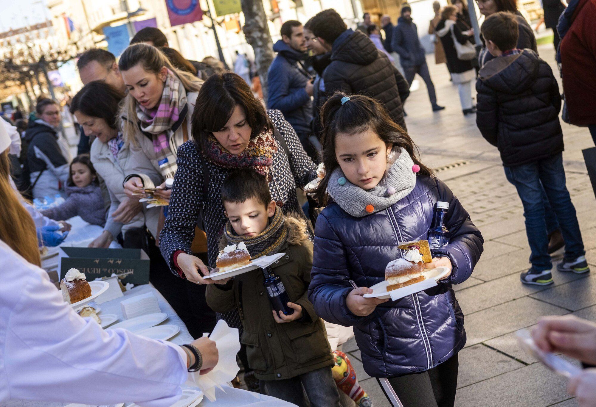 Degustación popular de roscones de Reyes en Carlos III