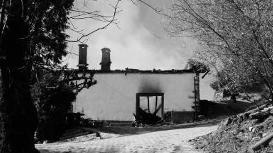 El caserio &quot;Musun&quot;, en Leitza, después del incendio.
