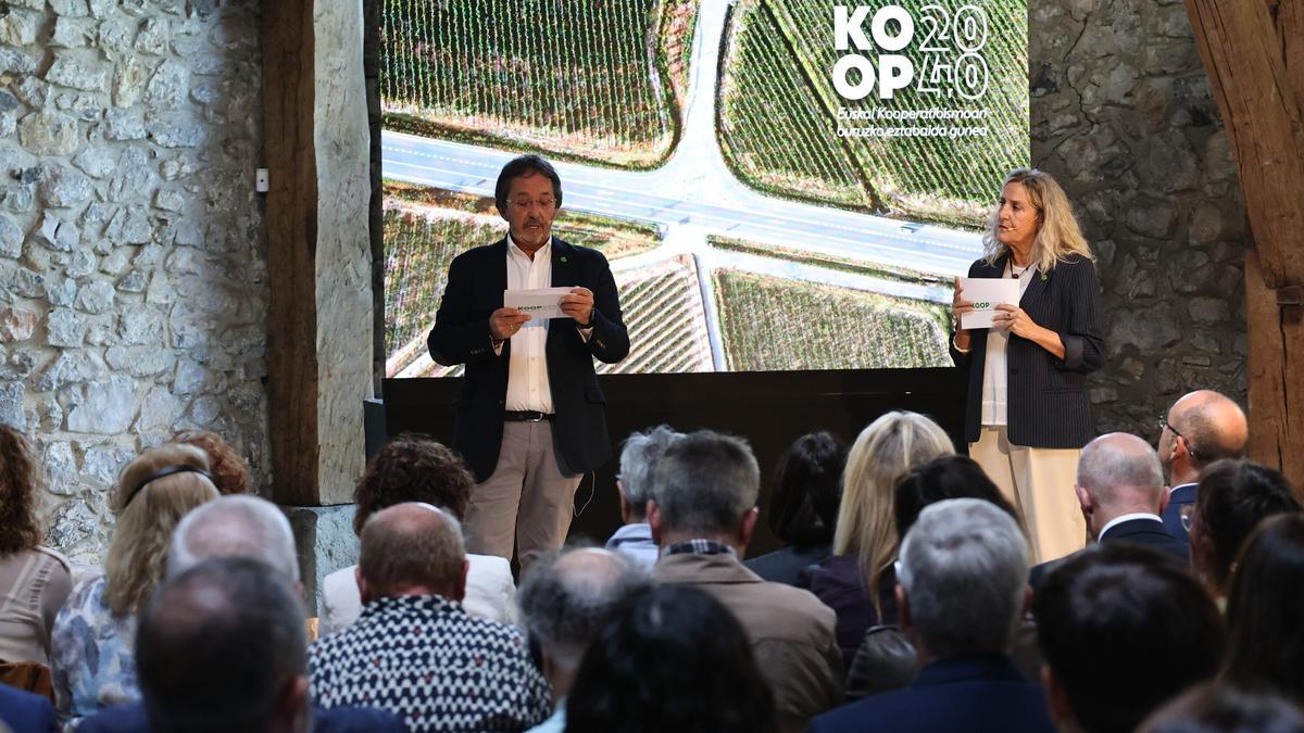 Los encargados de dirigir el acto fueron el presidente y la secretaria general de Kooperatiben Kontseilua, Patxi Olaberria y Belén Balerdi.