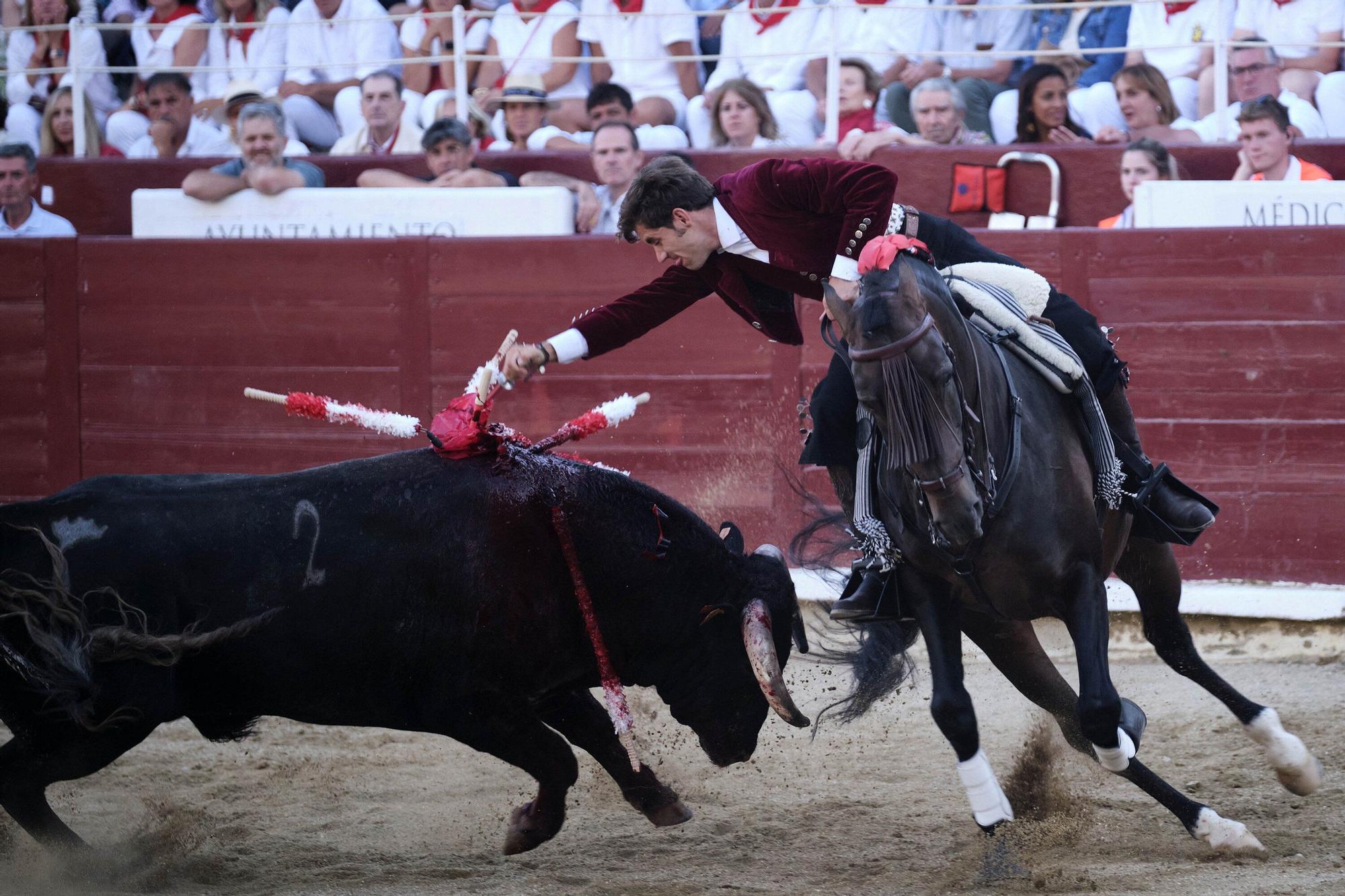 Fotos de la 'encerrona' de Guillermo Hermoso de Mendoza en la plaza de toros de Estella - Lizarra