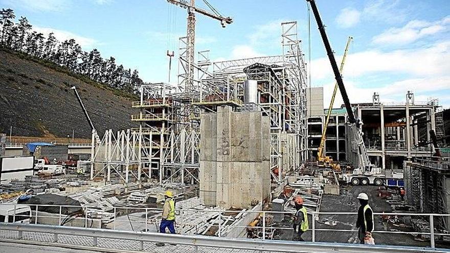 El centro medioambiental de Zubieta, que incluye la planta incineradora, ayer en pleno proceso de obras