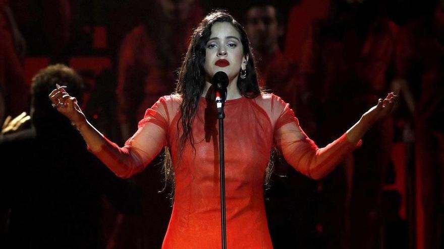 La cantante Rosalía durante su actuación en los premios Goya 2019.
