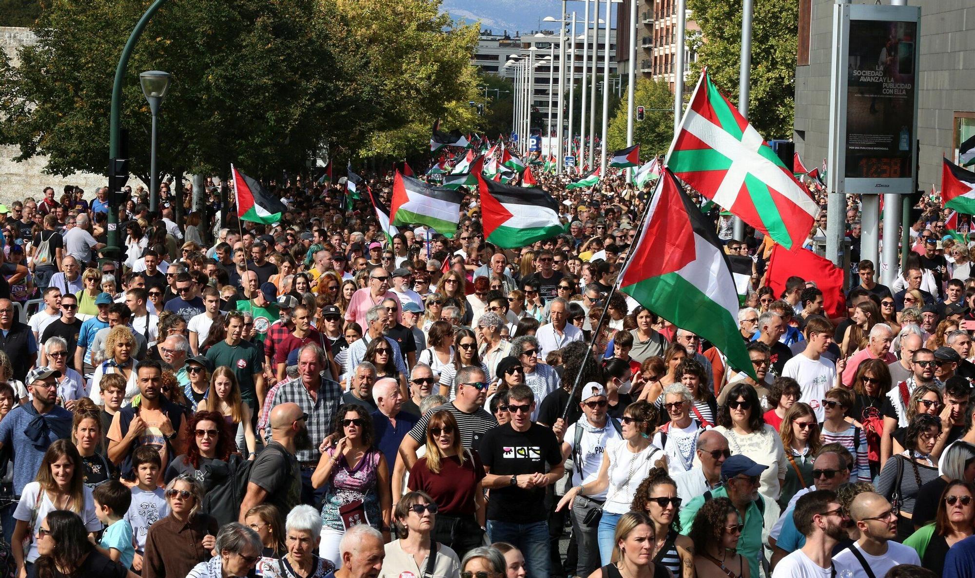 Fotos de la concentración en apoyo a Palestina en Pamplona este sábado