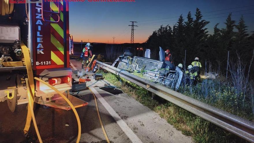 Un joven de 24 años, herido tras una colisión y quedar atrapado en su vehículo en Caparroso