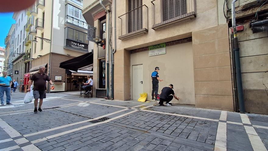 Fotos de LKN en plena creación de una obra en la calle Comedias de Pamplona