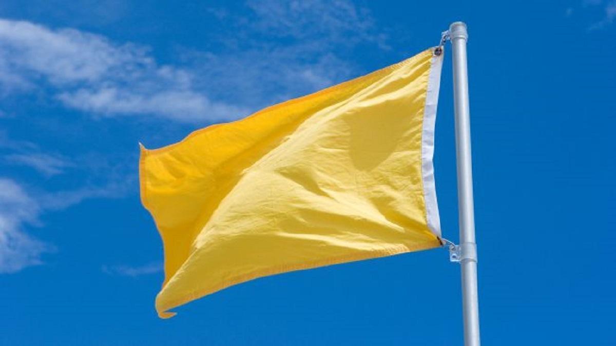 En imagen, una bandera amarilla.