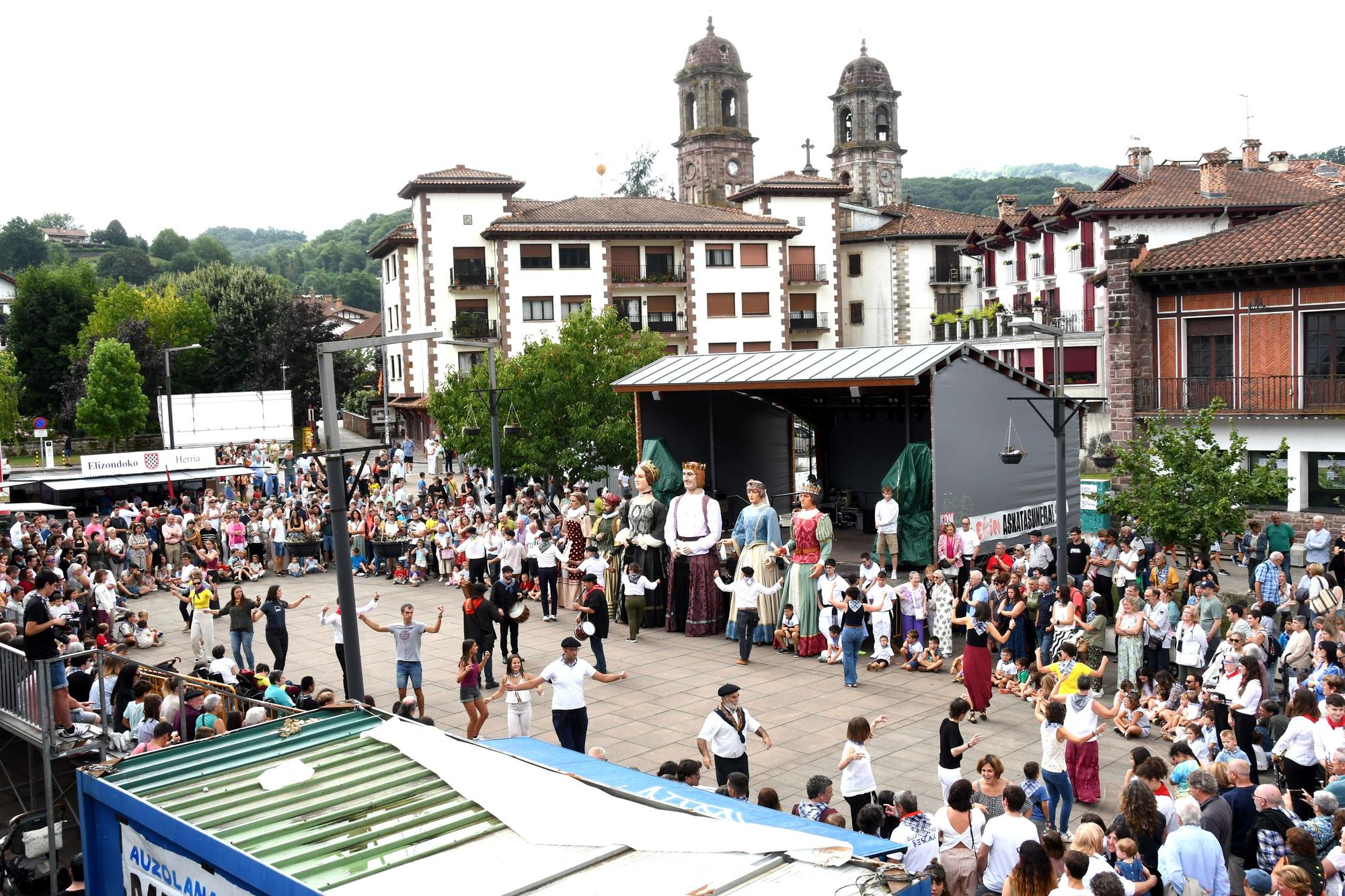 Elizondo celebra su día grande con bailes de gigantes y mutildantzak
