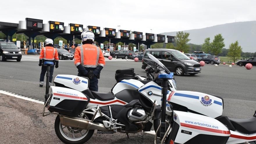 Un camión se sale de la calzada en San Román de San Millán tras reventarse una rueda en la AP-8