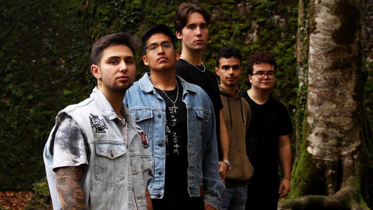 Blackmoon lo forman Iker Sesma Ros (batería), Xabier Martínez Górriz (cantante y guitarrista), Enmanuel Bartolomé Holgado Liza (guitarrista), Samuel Encinas Benito (guitarrista) y Asier Galera Estepa (bajista).