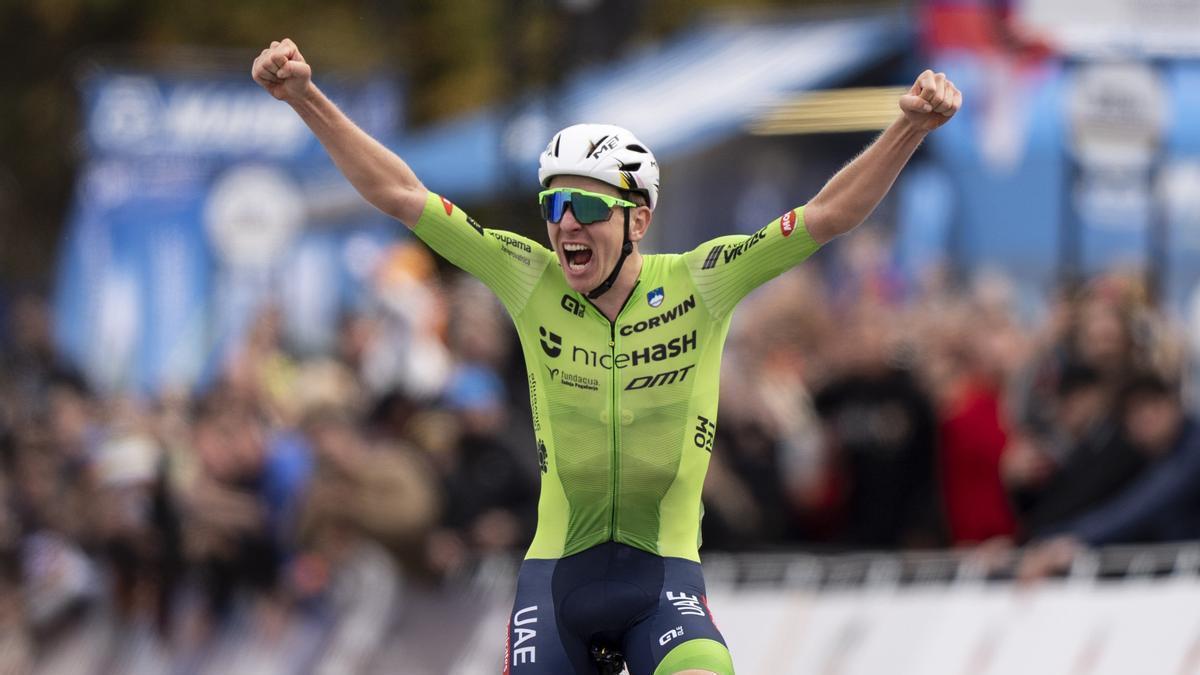 Tadej Pogacar celebra la victoria en el Mundial de ruta en Zúrich en 2024.