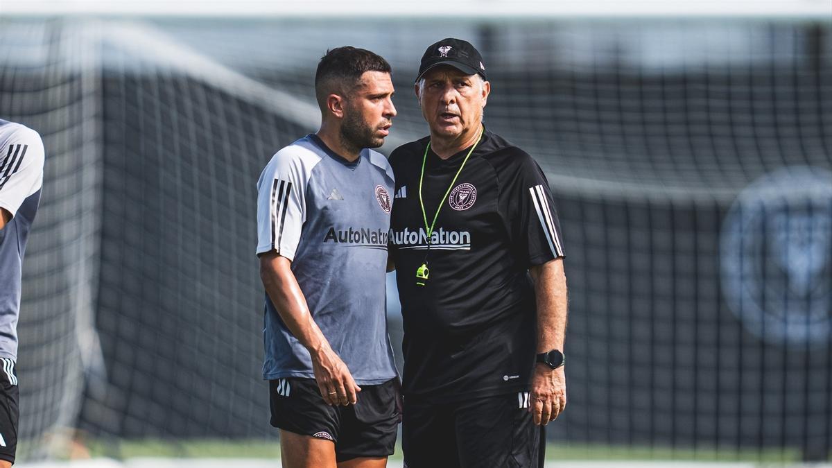 Jordi Alba, con el técnico Gerardo Martino en su primer entrenamiento con el Inter Miami