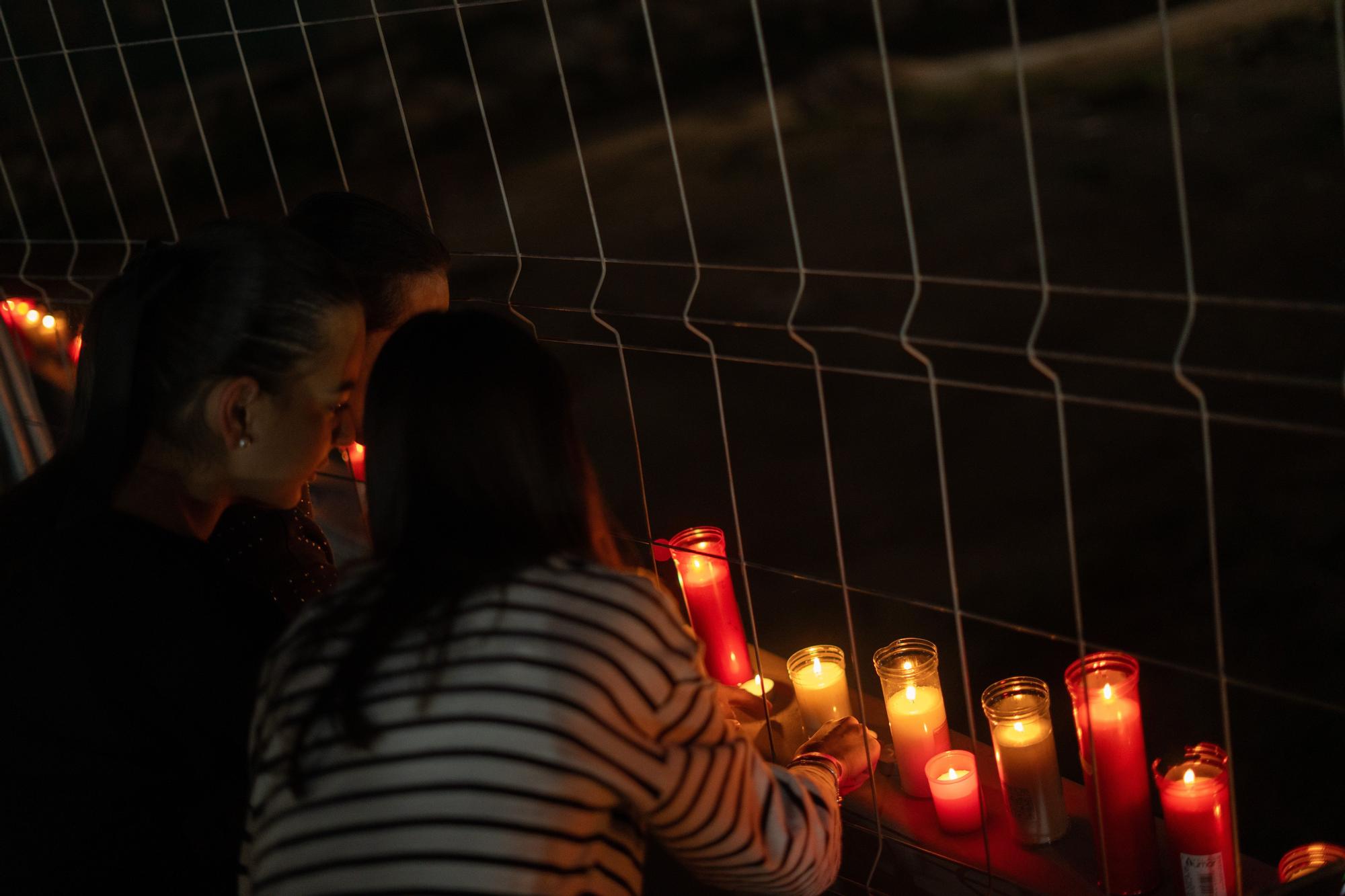 En imágenes: Decenas de velas en la rambla del Poyo homenajean a los fallecidos en la dana
