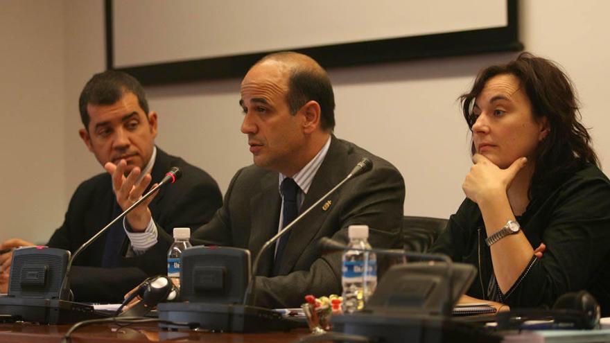 Xabier Azanza (ENAI), el consejero Alberto Catalán y la parlametaria de NaBai Nekane Pérez