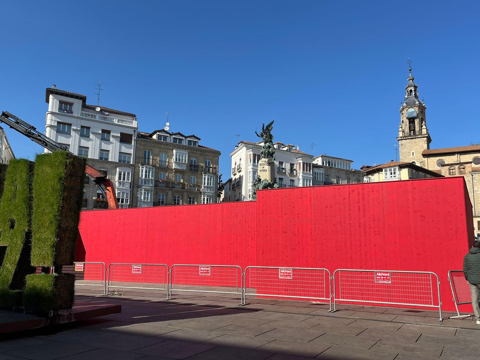 El muro rojo de la obra &#039;Utopía: prohibido el paso&#039;, se ha instalado este jueves en la plaza de la Virgen Blanca