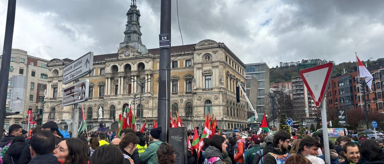 Giro aparta Bilbon Korrikaren amaieran, mezua irakurtzeko zain