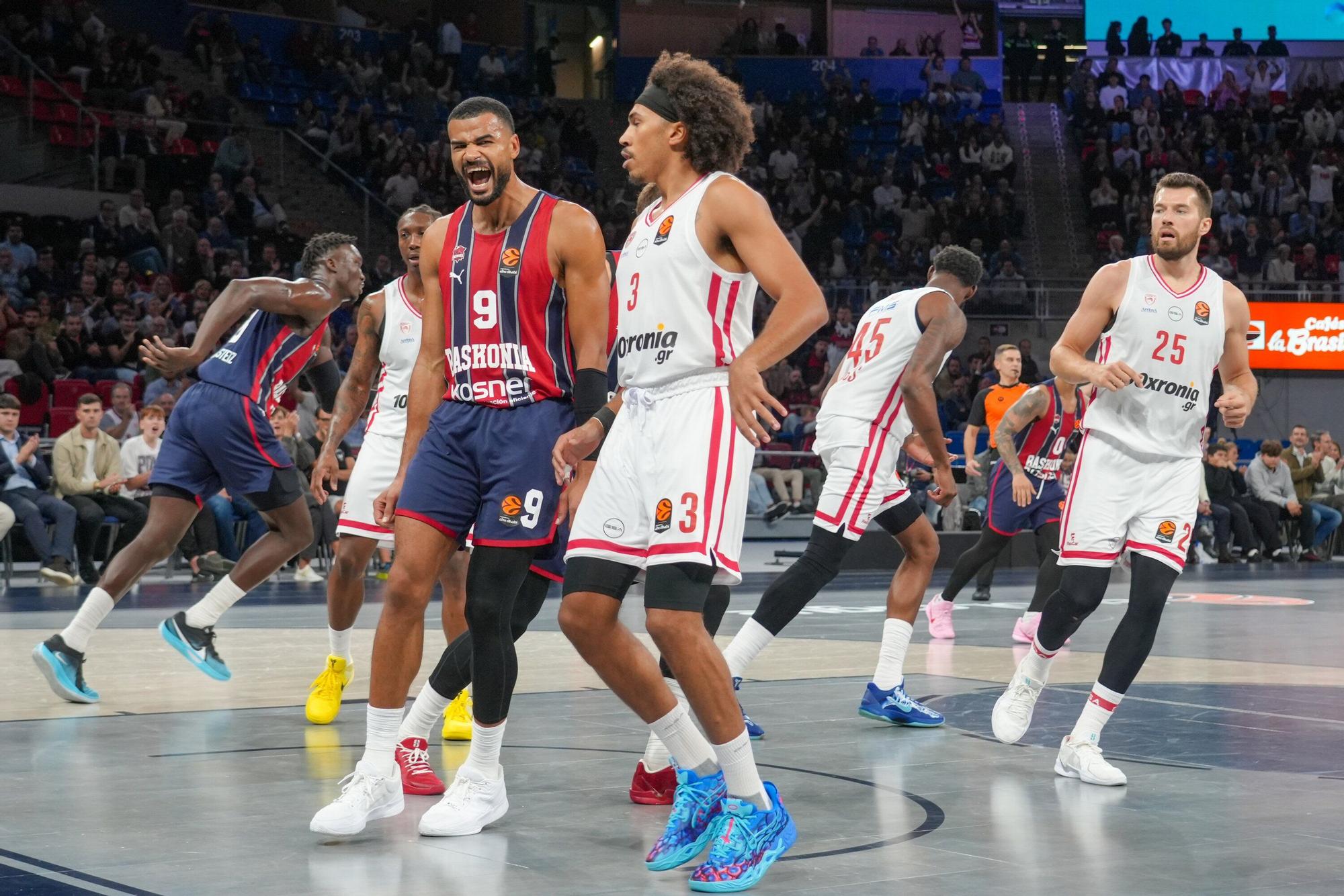 Todas las imágenes del Baskonia - Olympiacos en el Buesa Arena