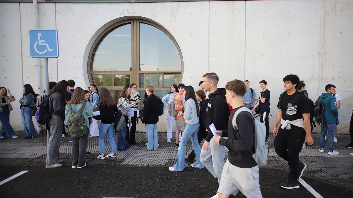 Numerosos estudiantes en el campus de Arrosadia de la UPNA-NUP.