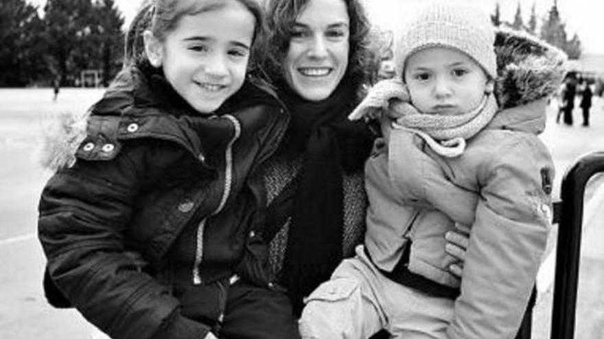 Mª Carmen Larumbe, con sus hijos Verónica (6 años) y Miguel (2).