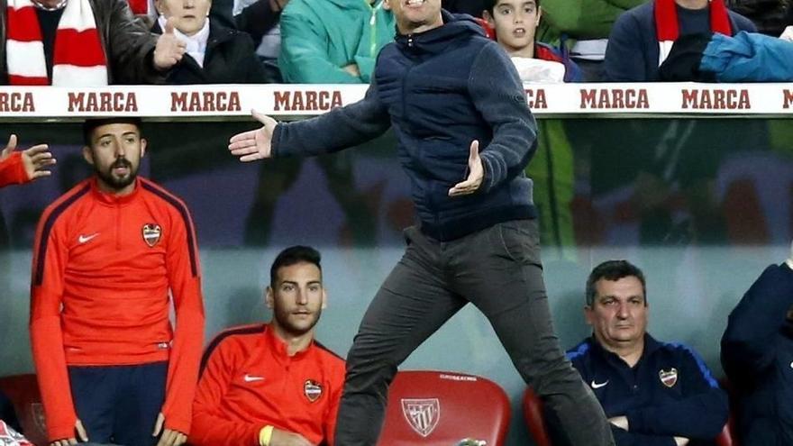 El Sporting estudia el despido del director deportivo y entrenador