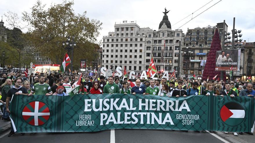 Directo, Euskal Selekzioa - Palestina | Gritos contra el genocidio y de apoyo a Palestina en las calles de Bilbao