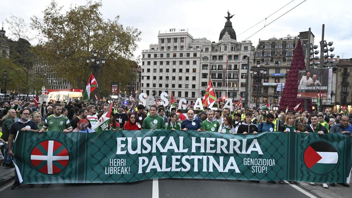 Decenas de miles de personas marchan por las calles de Bilbao antes del Euskadi - Palestina