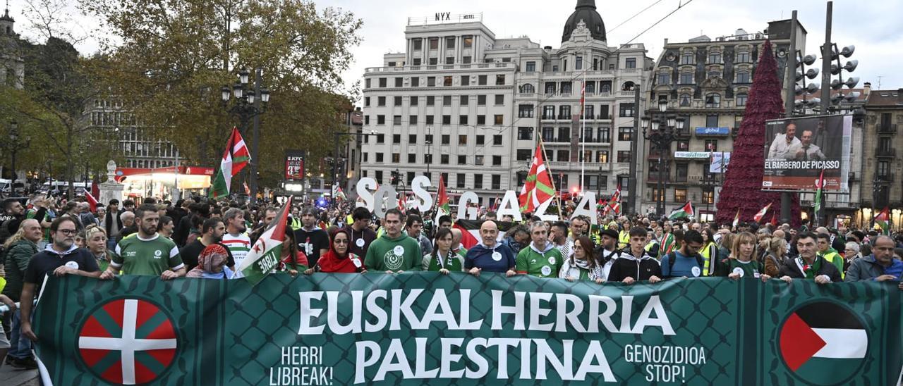Decenas de miles de personas marchan por las calles de Bilbao antes del Euskadi - Palestina