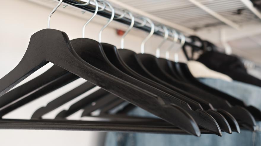 Mejor que un armario: La opción de Lidl para guardar la ropa que no ocupa espacio