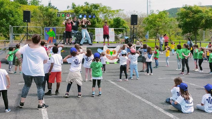 La escuela más pequeña de Bizkaia publica “Islam y el tigre”, un libro nacido de su conexión con una familia refugiada en Gaza