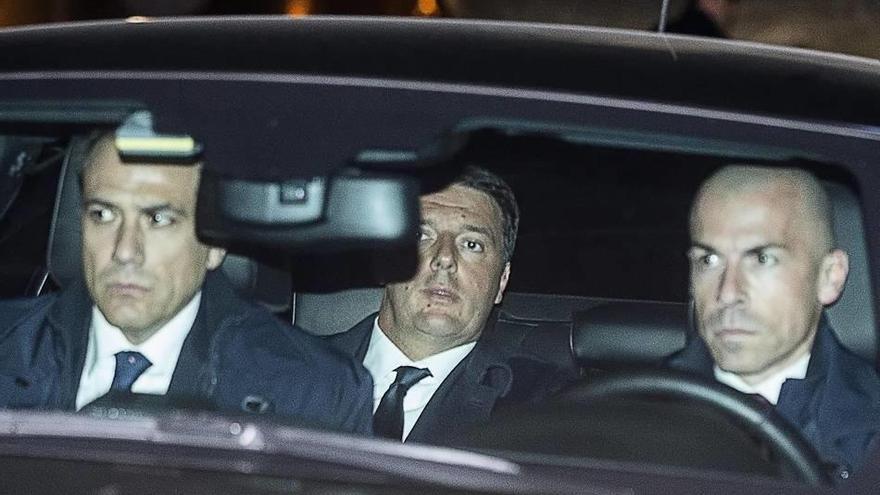 El primer ministro italiano, Matteo Renzi (c), llega al Palacio del Quirinal para formalizar su dimisión al presidente Sergio Mattarella tras la victoria del &#039;no&#039; en la votación del referendum Constitucional del pasado domingo.