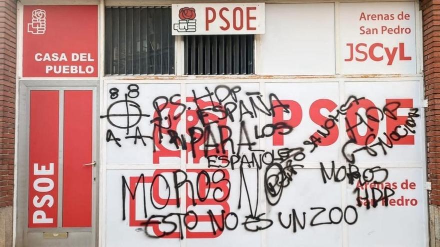 Vandalizan una Casa del Pueblo del PSOE en Ávila con pintadas con simbología nazi