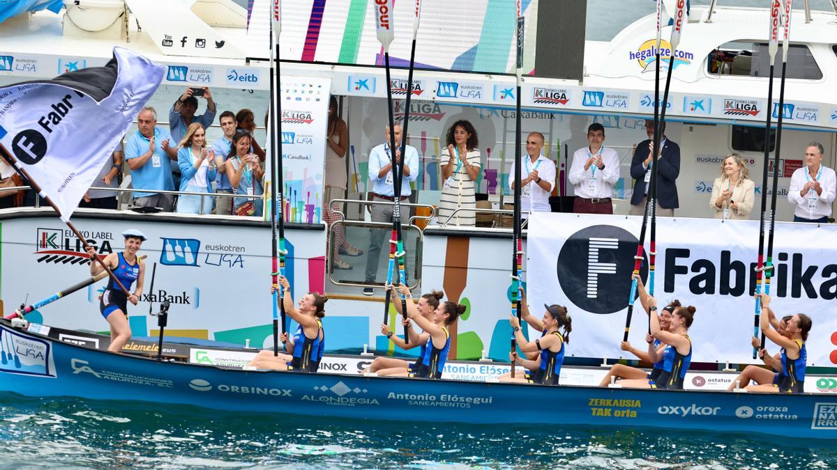 Las remeras de Tolosaldea, tras ganar la bandera de Donostia.