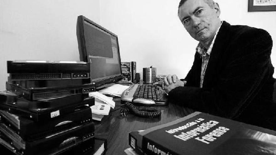 Francisco Lázaro, autor del libro &#039;Introducción a la informática forense&#039;, posa junto a una pila de discos duros en su despacho.