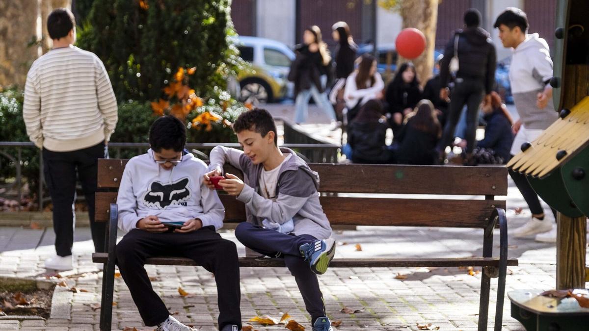 Adolescentes con teléfonos móvil.