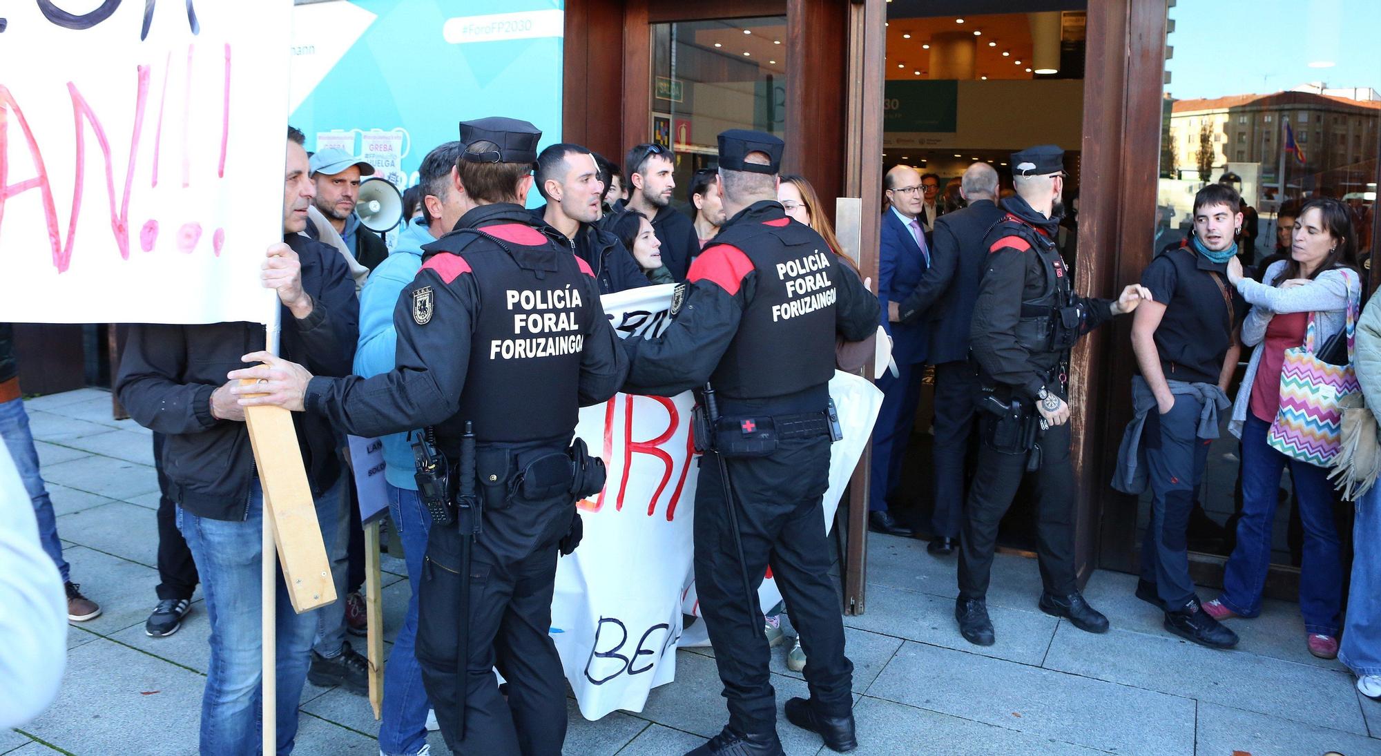 FOTOS | Momentos de tensión en la concentración de docentes de FP ante el Foro del Baluarte