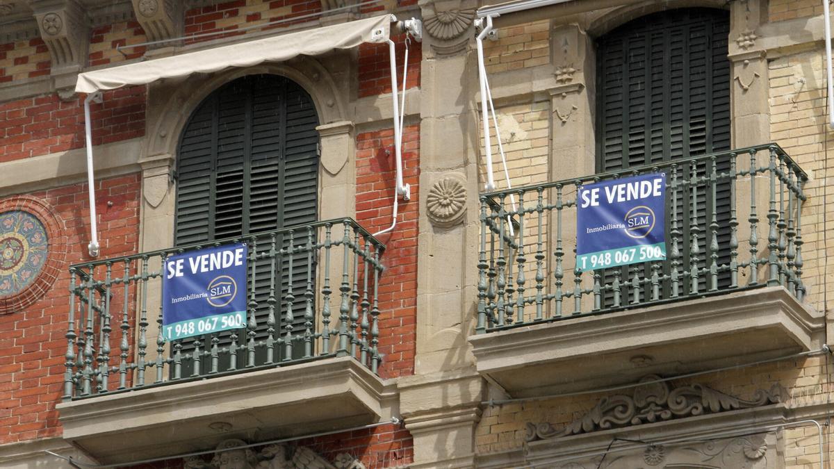 Un piso de Pamplona, con carteles de &#039;se vende&#039; en los balcones.