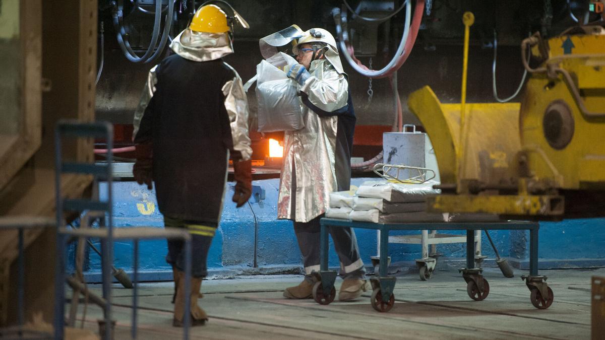 la espera de conocer los datos de facturación de cierre de ejercicio, la variable laboral cotiza al alza en la industria manufacturera vizcaina. Las fábricas han contratado a casi 900 personas los últimos doce meses y rompen con el estancamiento registrado desde mediados del año pasado. El pulmón de la economía vasca cuenta en estos momentos con casi 68.400 cotizantes y genera un efecto tractor en otras actividades de servicios auxiliares y logística, que avanzan a menor ritmo.